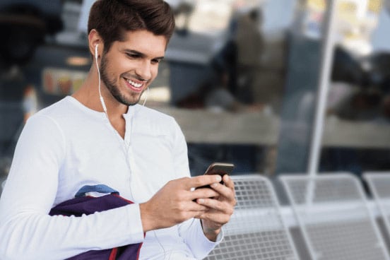 Uno studente inglese impara attraverso un'app